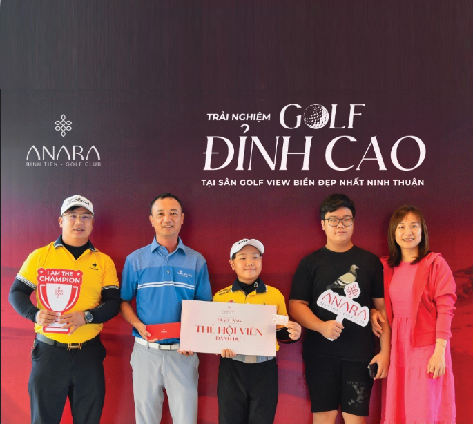 The young golf talent nurturing program - Awarding the Honorary Membership Card of ANARA Binh Tien Golf Club to golfer Nguyen Quoc Bao Huy